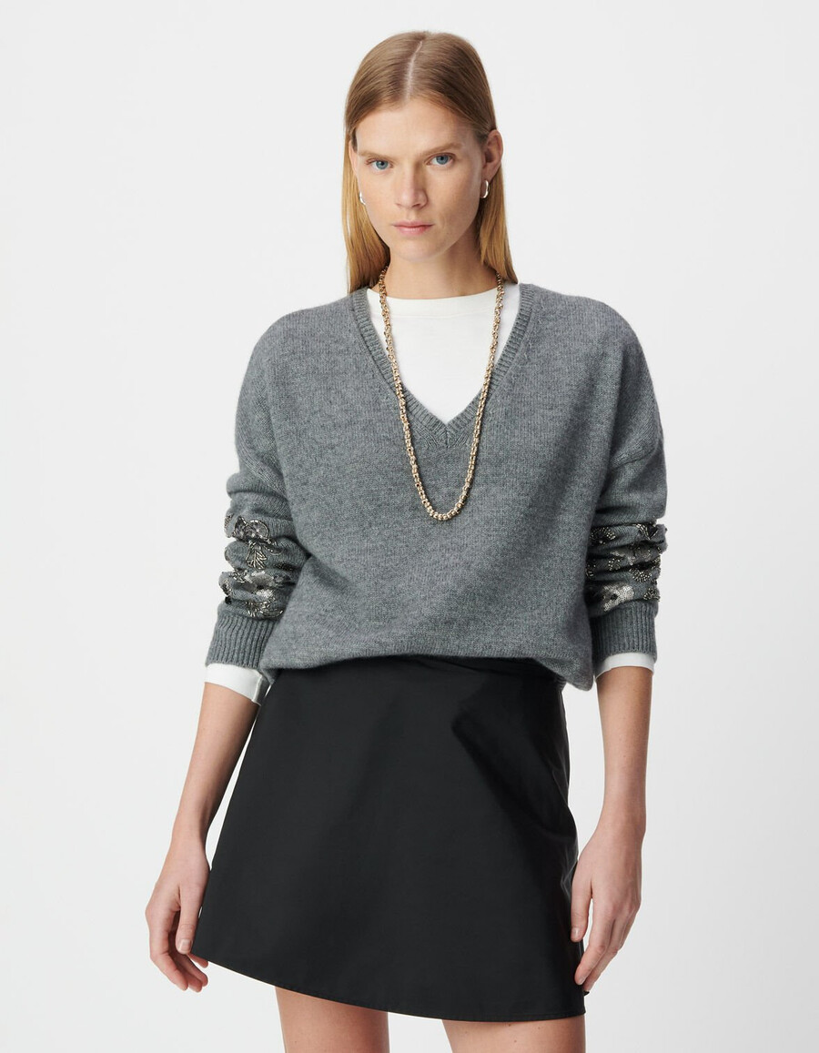 suéter de punto gris jaspeado con detalles de joya para mujer