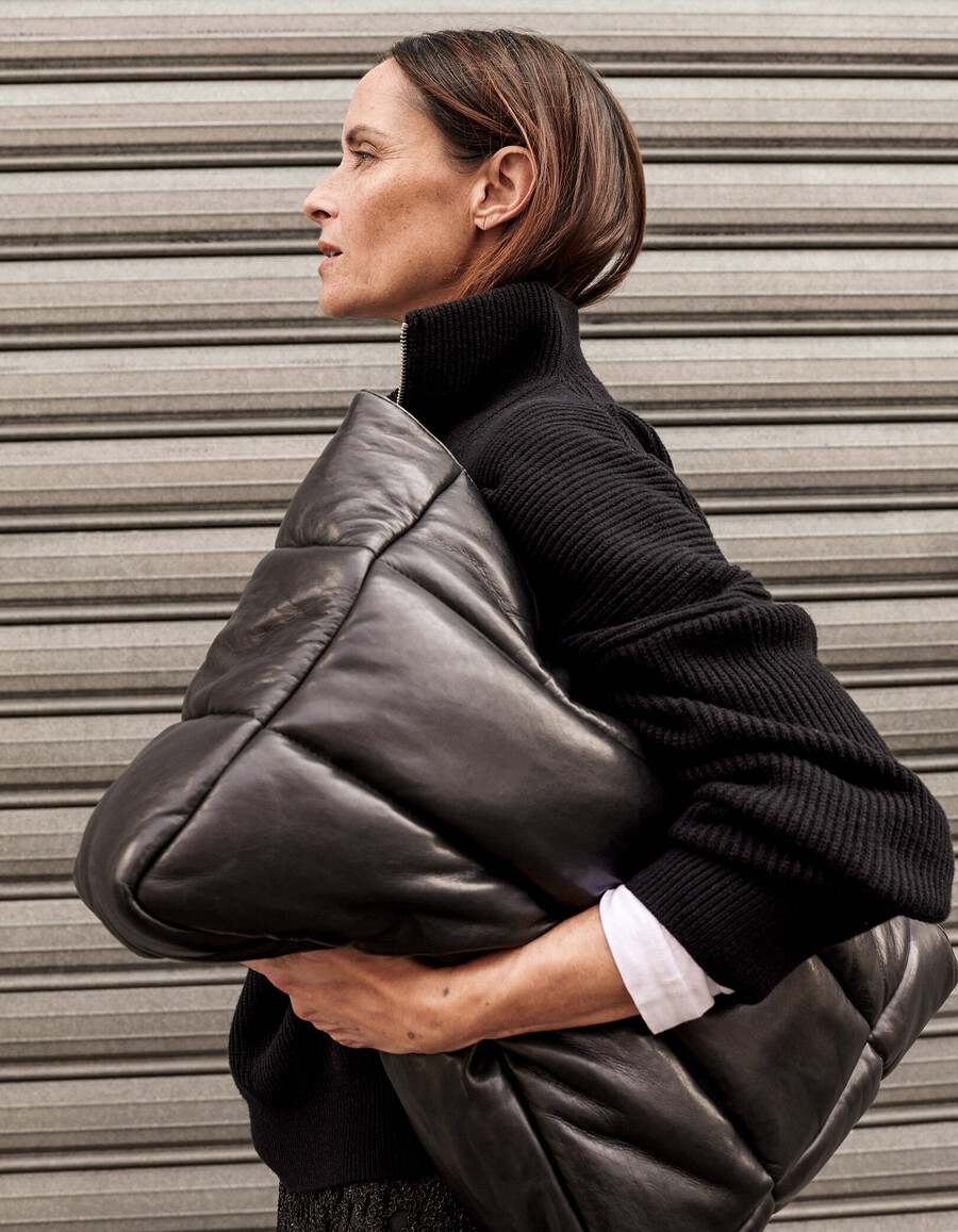 bolso tote de piel acolchada negra para mujer