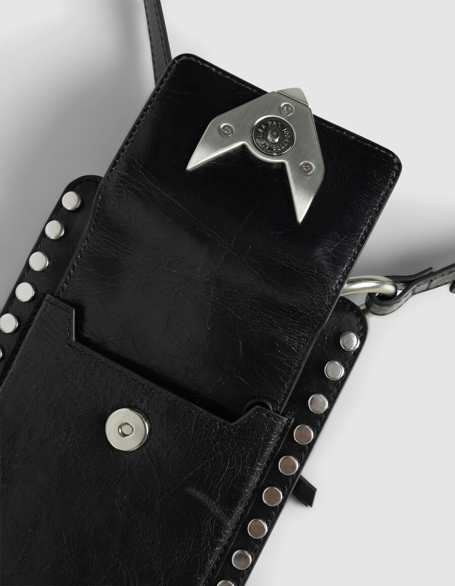 bolso para teléfono the 111 de charol negro con tachuelas para mujer