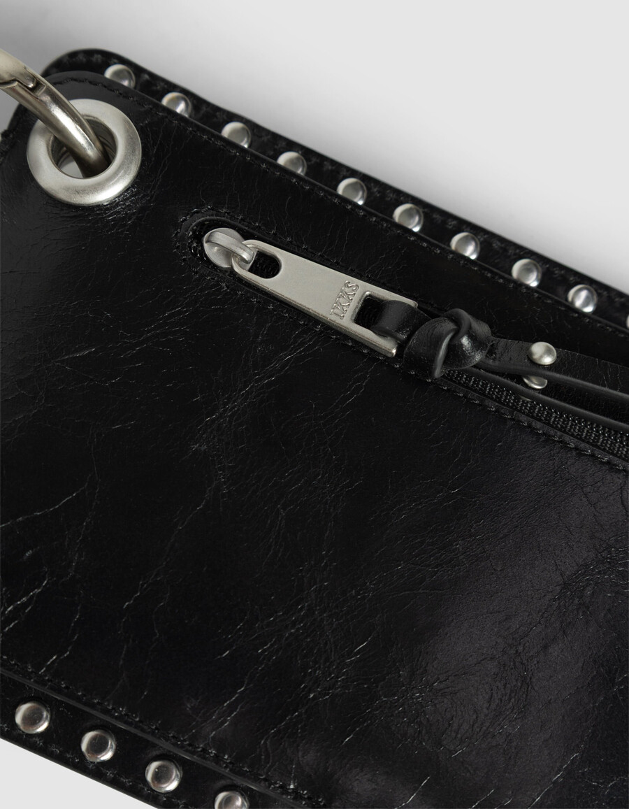 bolso para teléfono the 111 de charol negro con tachuelas para mujer