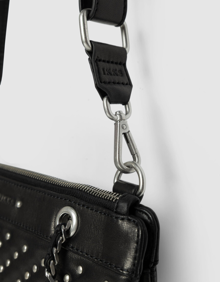 clutch reporter 1440 de piel acolchada con tachuelas en negro para mujer