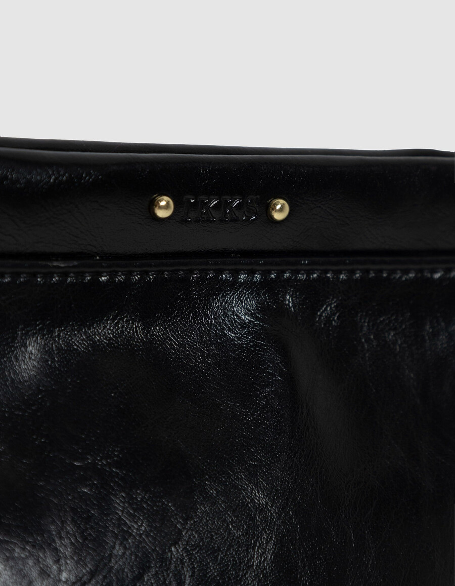 bolso de mano con flecos de piel esmaltada negra para mujer