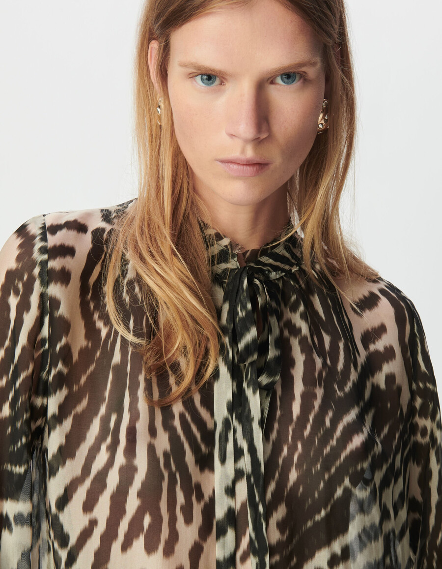blusa negra con lazo para mujer y estampado de cebra