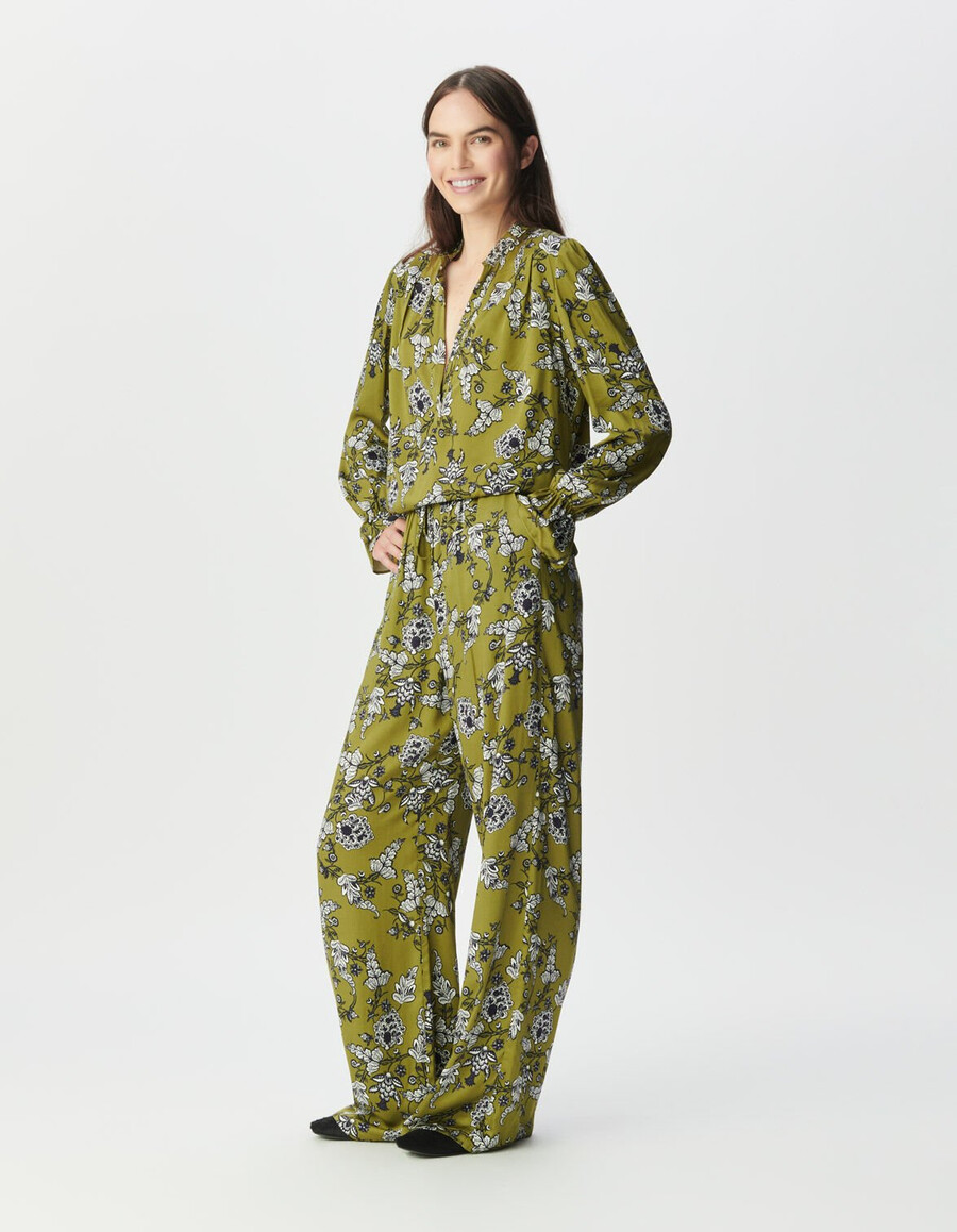 blusa verde fluida para mujer con estampado floral