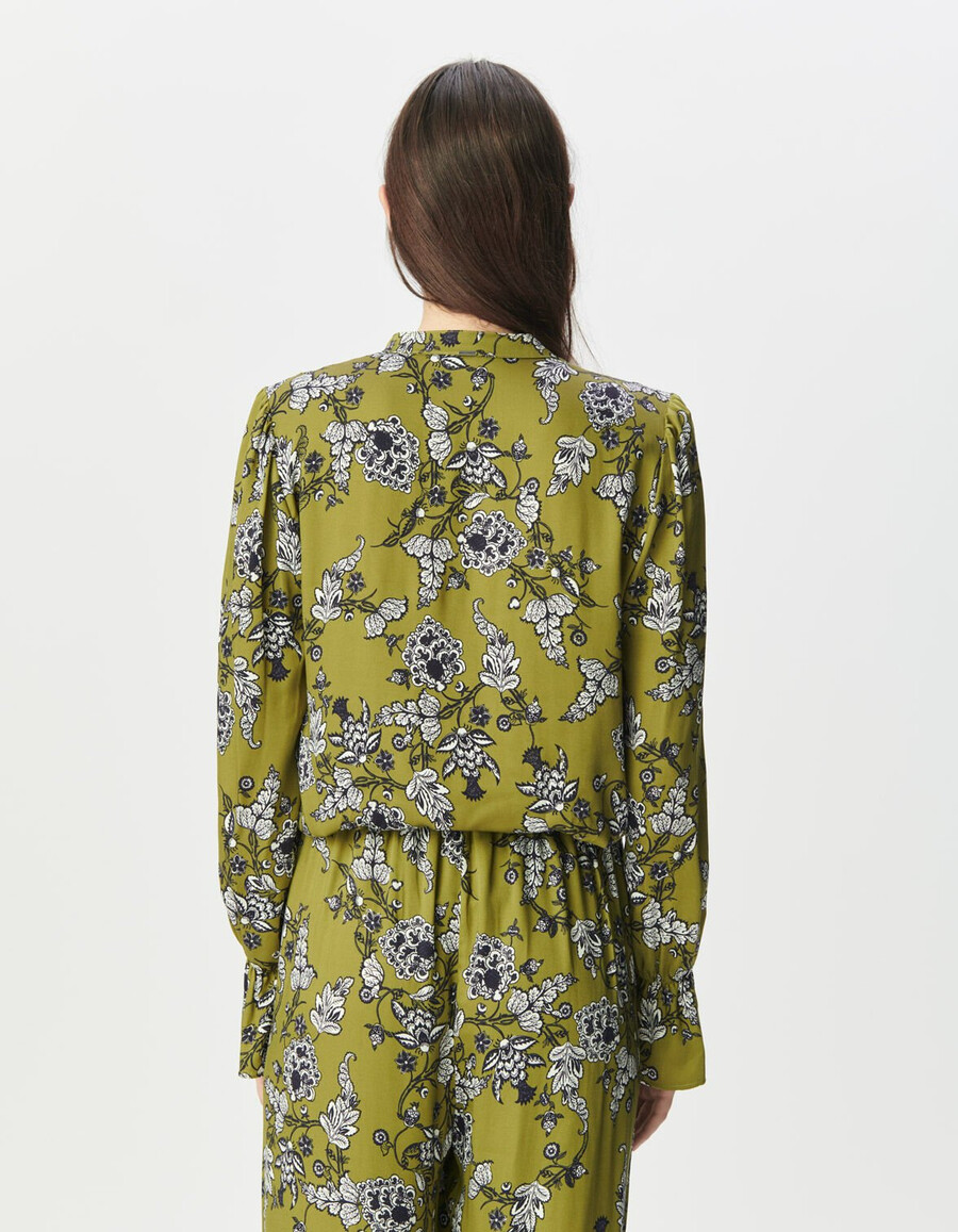 blusa verde fluida para mujer con estampado floral