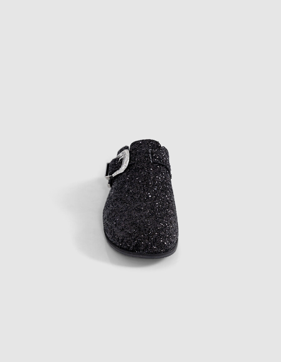 zuecos negros con microlentejuelas y hebilla vaquera para mujer