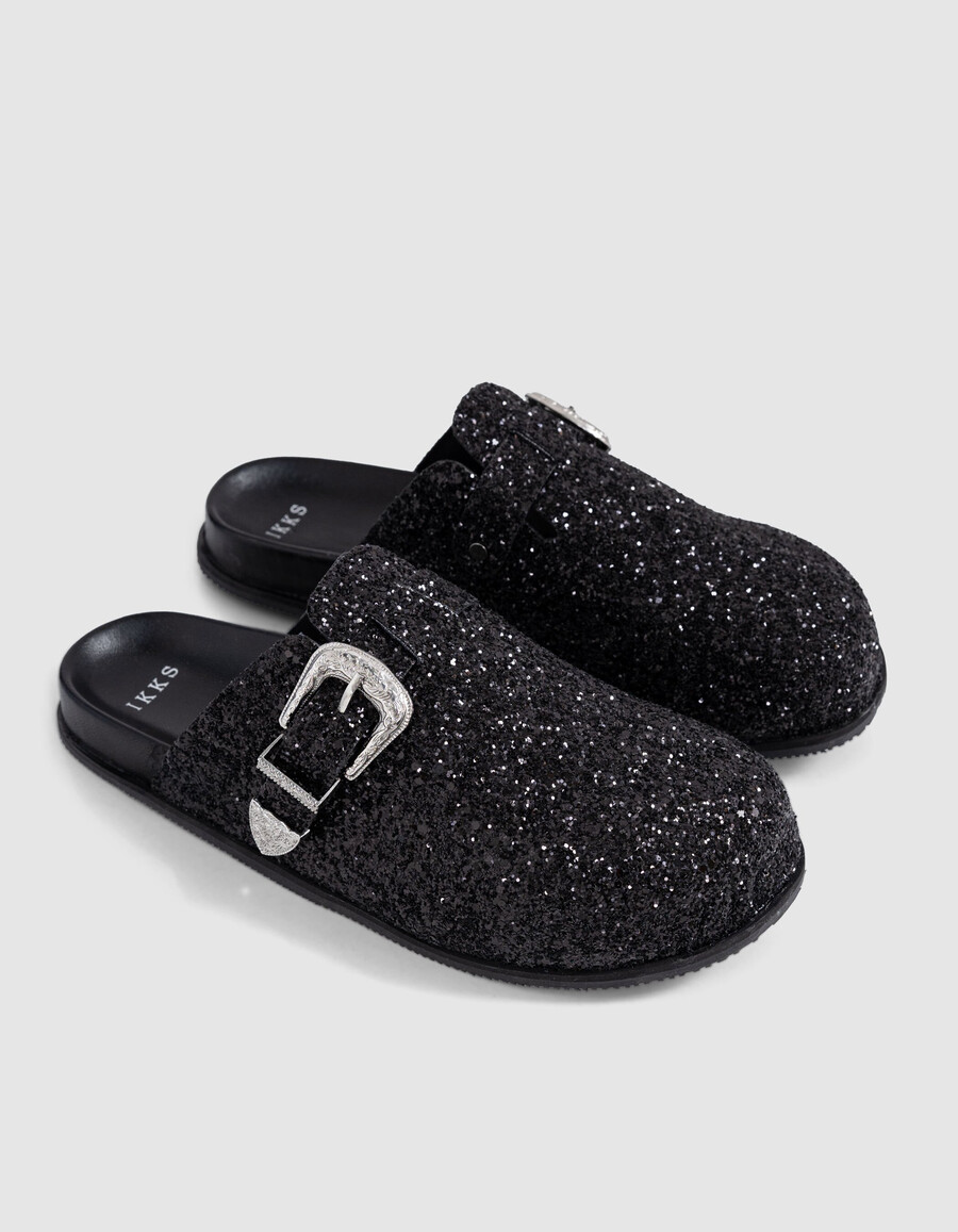 zuecos negros con microlentejuelas y hebilla vaquera para mujer