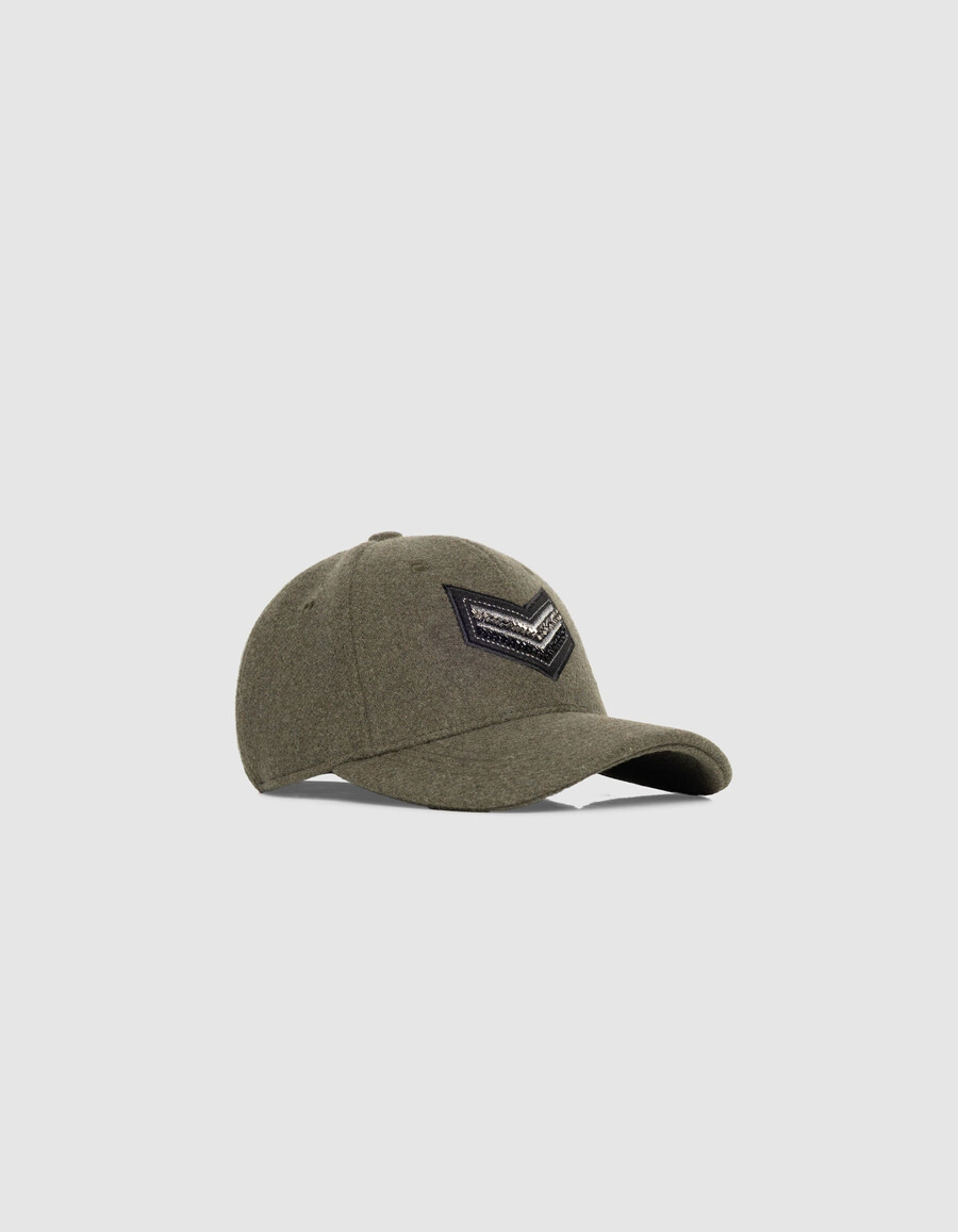 gorra caqui para mujer con bordado de chevron