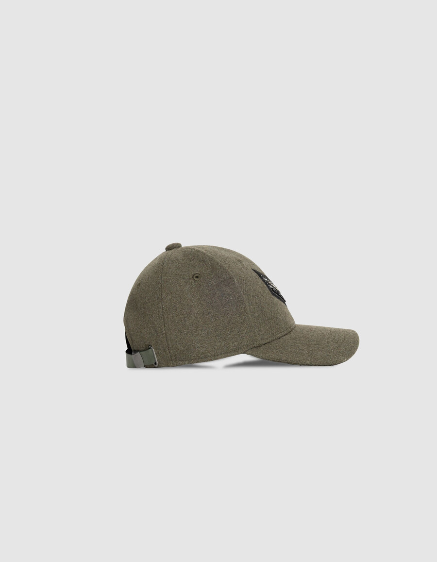gorra caqui para mujer con bordado de chevron