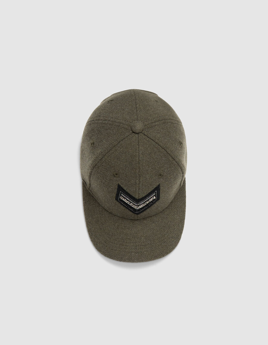 gorra caqui para mujer con bordado de chevron