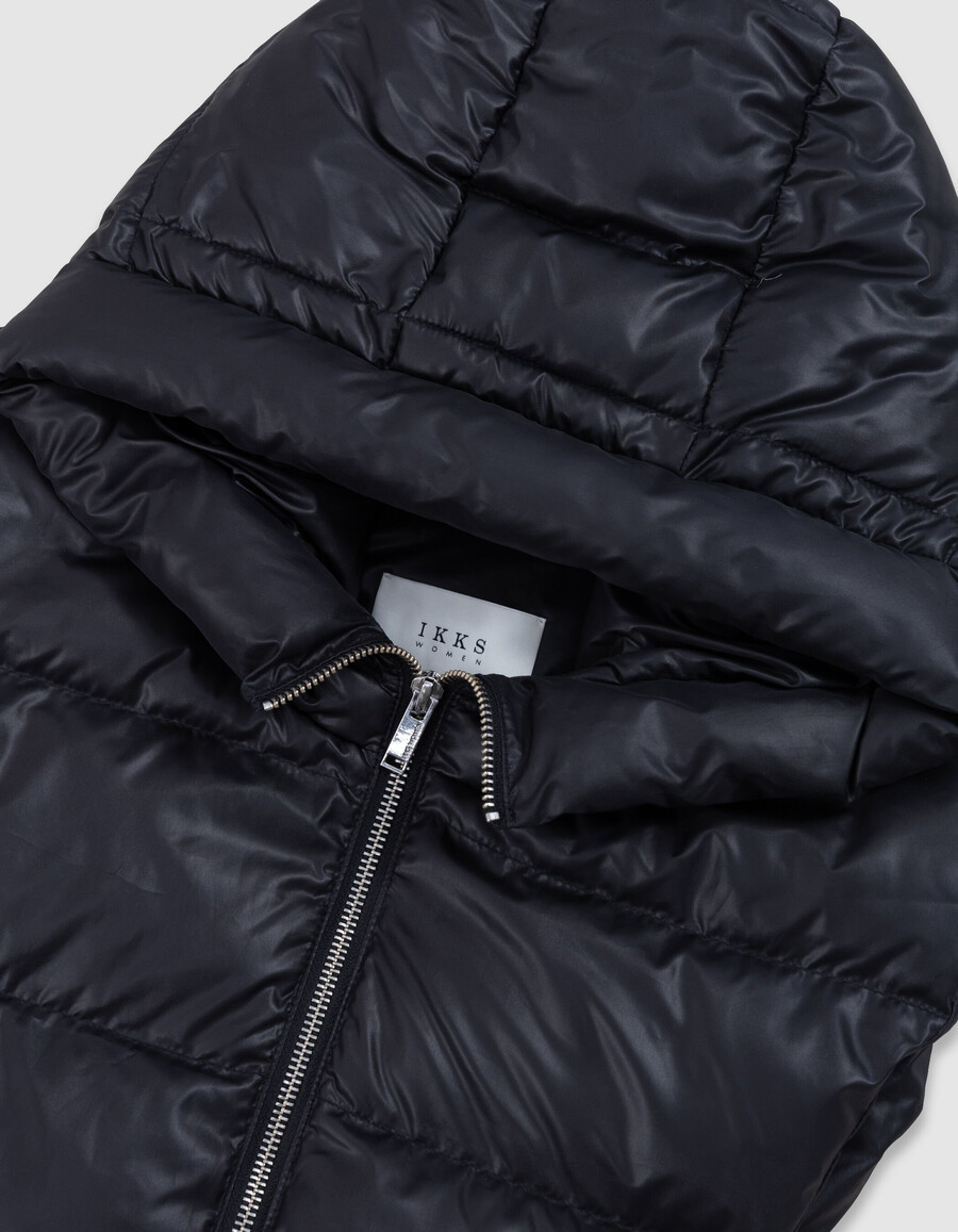 chaqueta acolchada de nailon negra con capucha para mujer
