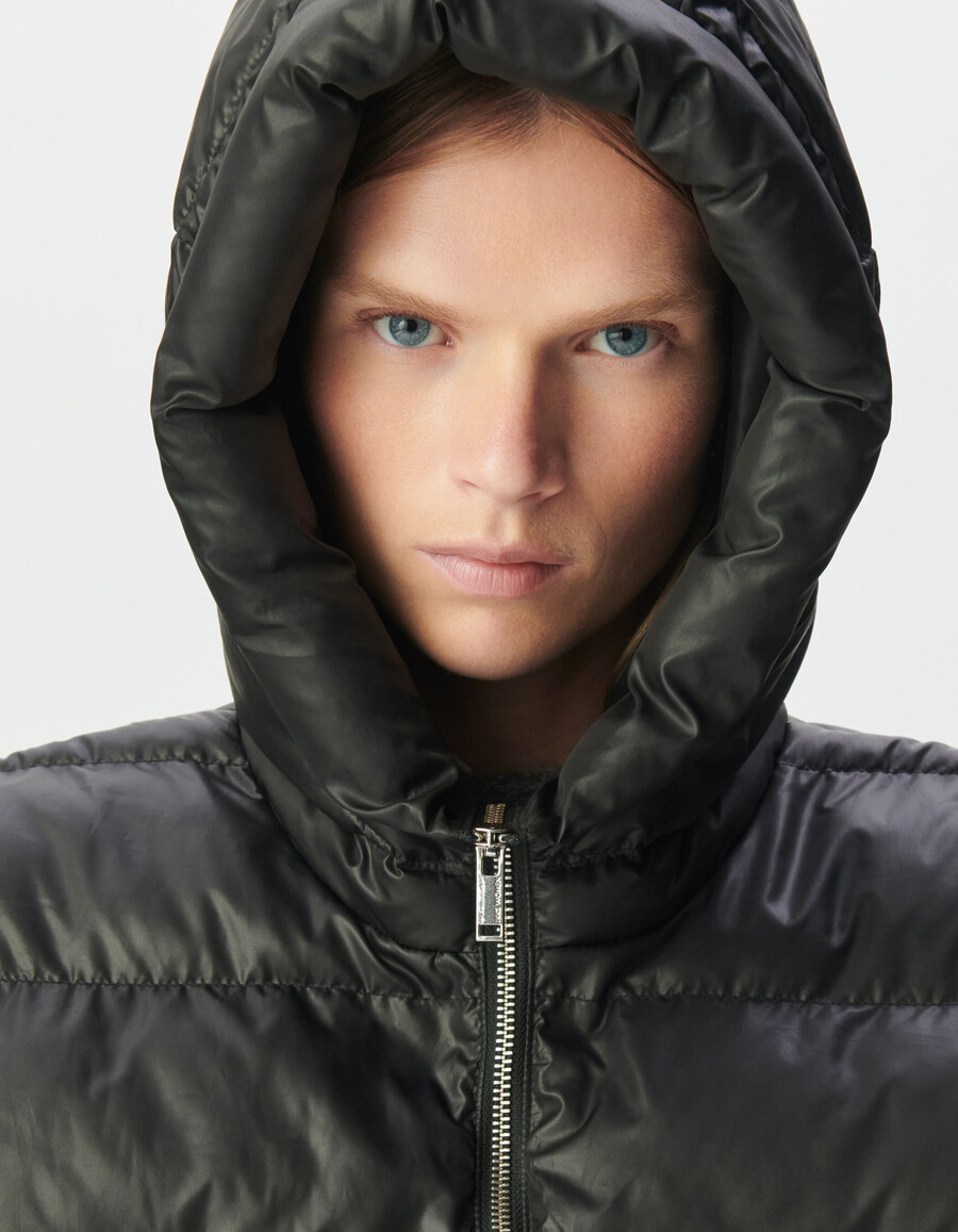 chaqueta acolchada de nailon negra con capucha para mujer