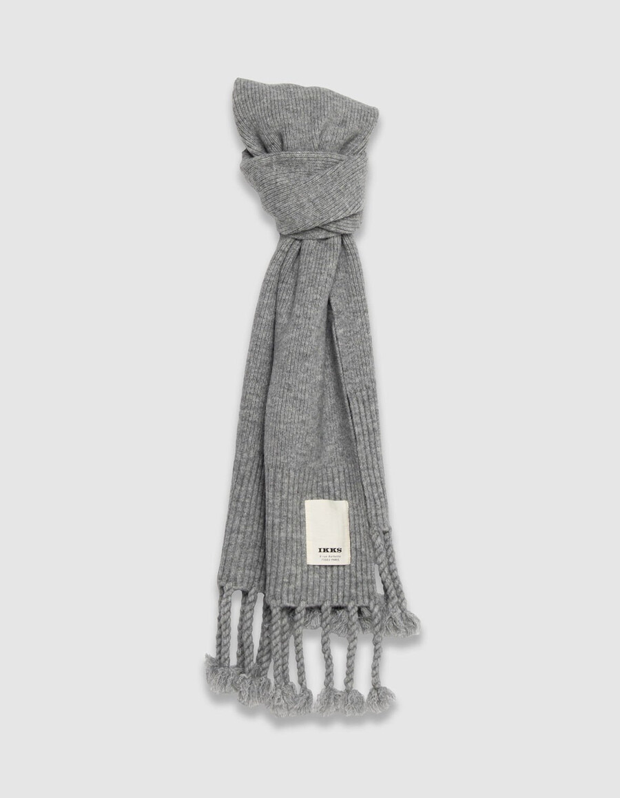 bufanda de punto gris con flecos para mujer