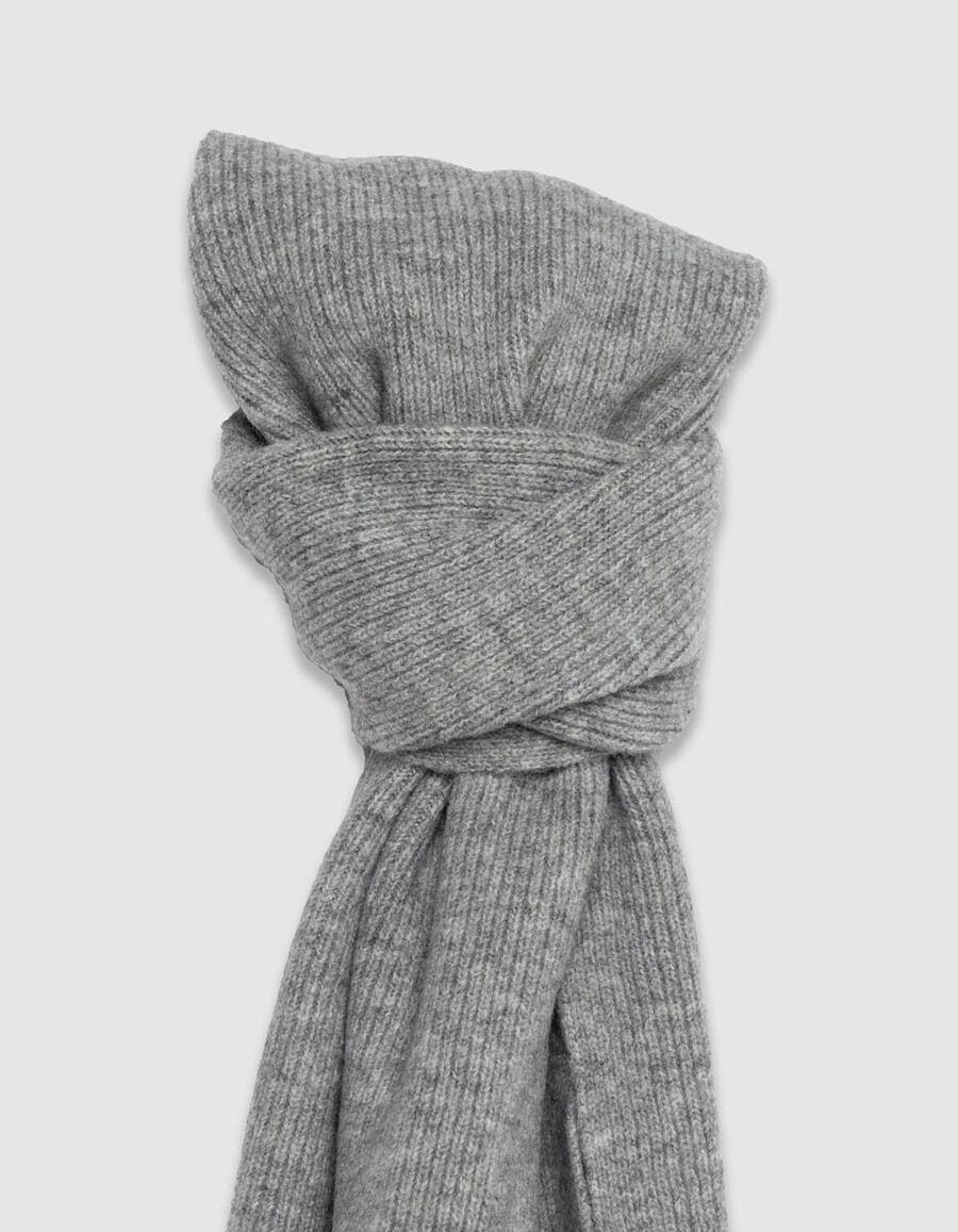 bufanda de punto gris con flecos para mujer