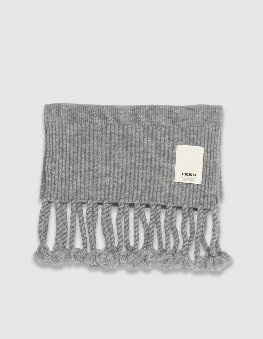 bufanda de punto gris con flecos para mujer