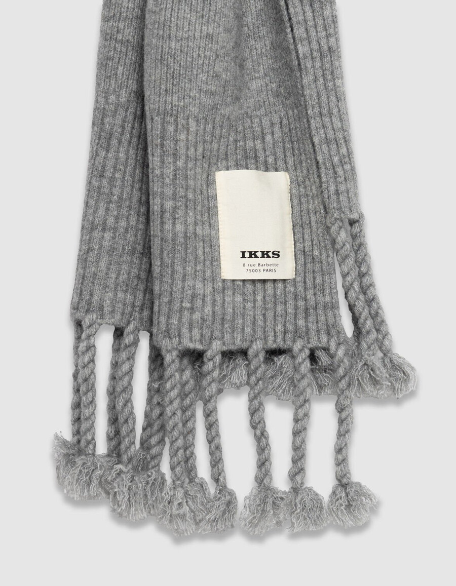 bufanda de punto gris con flecos para mujer