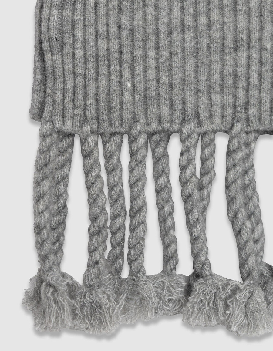 bufanda de punto gris con flecos para mujer