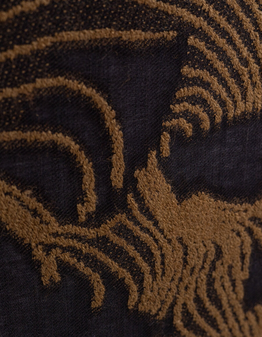 bufanda jacquard negra estampada de calaveras camel mujer