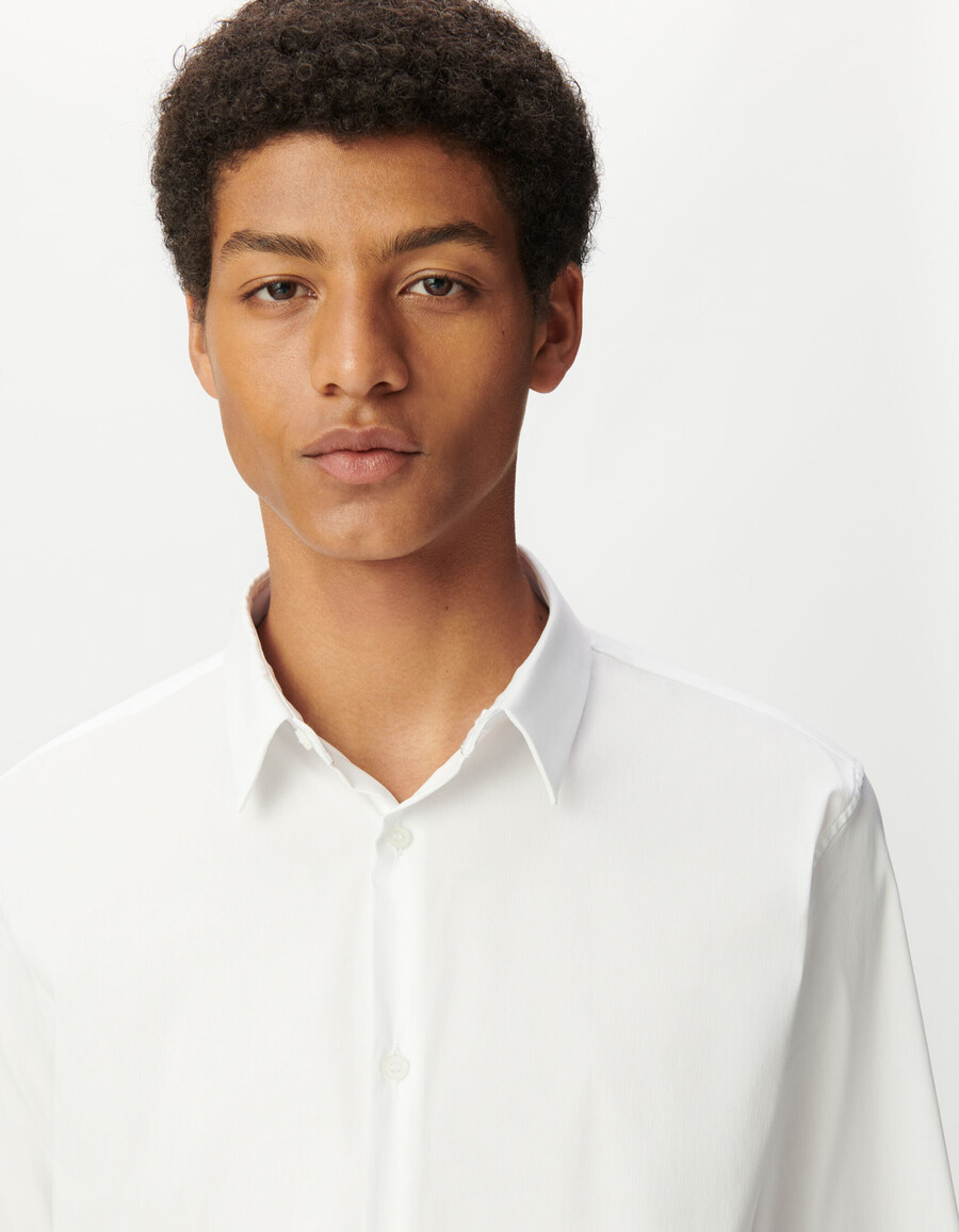 camisa ajustada de popelina blanca para hombre