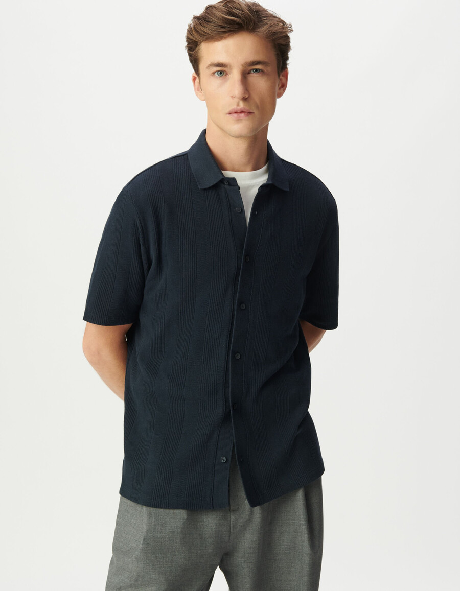 camisa de manga corta de punto azul marino con rayas texturizadas para hombre