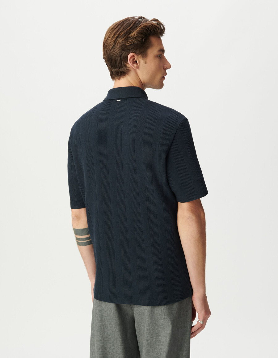 camisa de manga corta de punto azul marino con rayas texturizadas para hombre