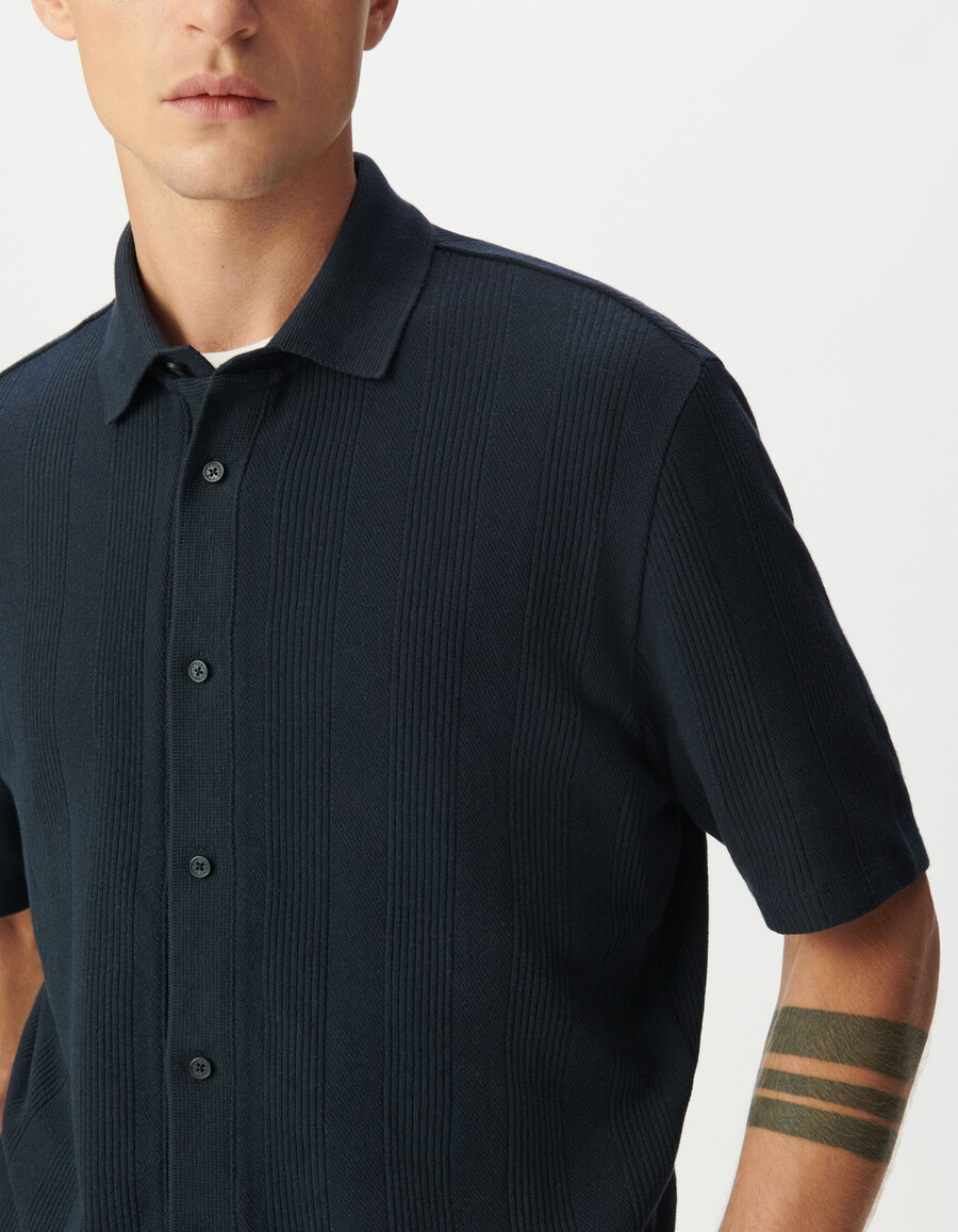 camisa de manga corta de punto azul marino con rayas texturizadas para hombre