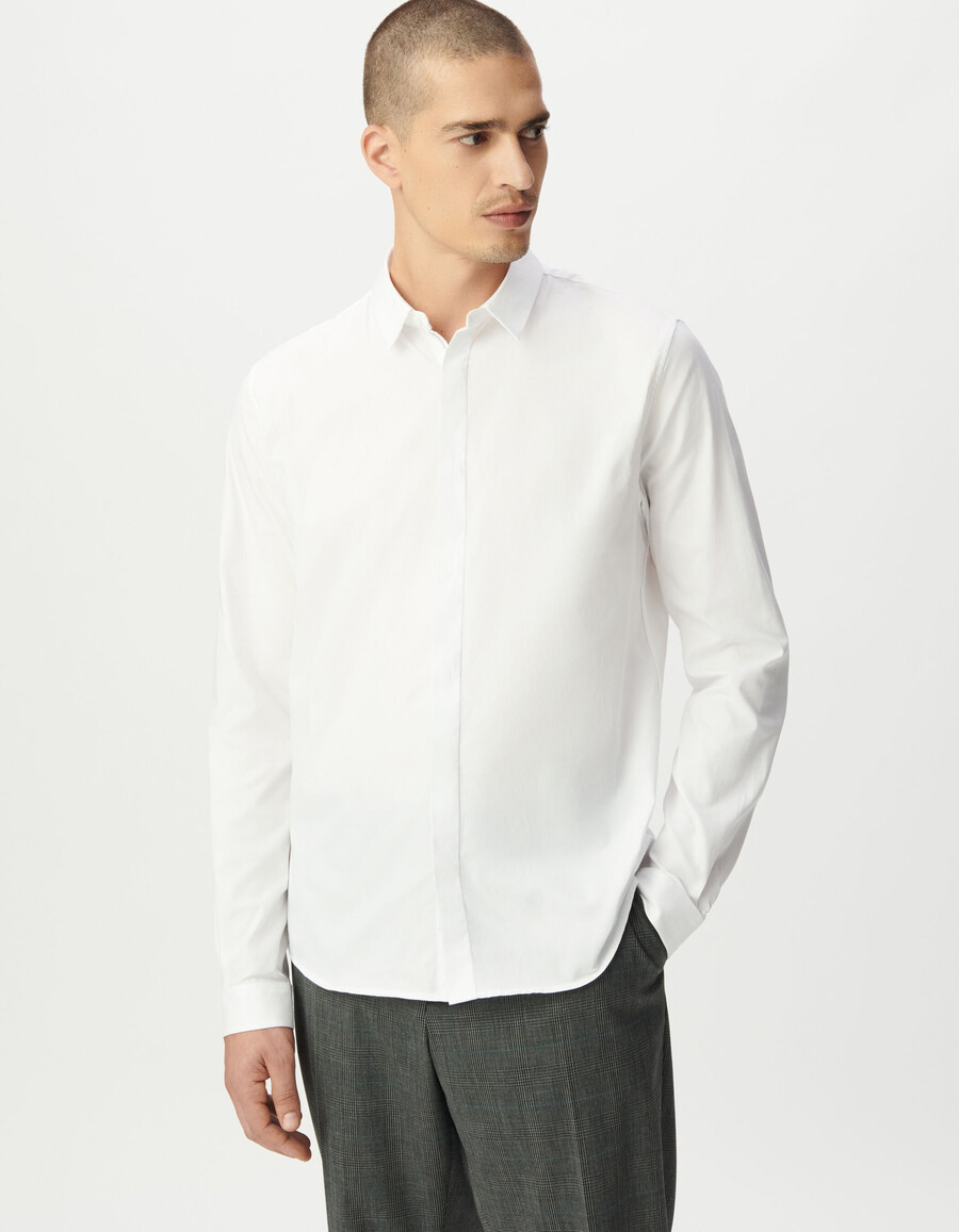 camisa blanca ajustada de algodón orgánico con botones ocultos para hombre
