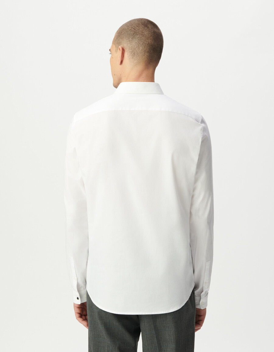 camisa blanca ajustada de algodón orgánico con botones ocultos para hombre