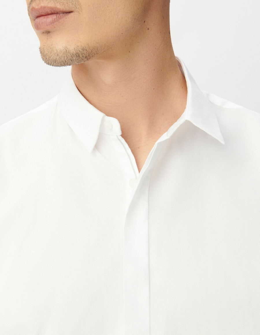 camisa blanca ajustada de algodón orgánico con botones ocultos para hombre