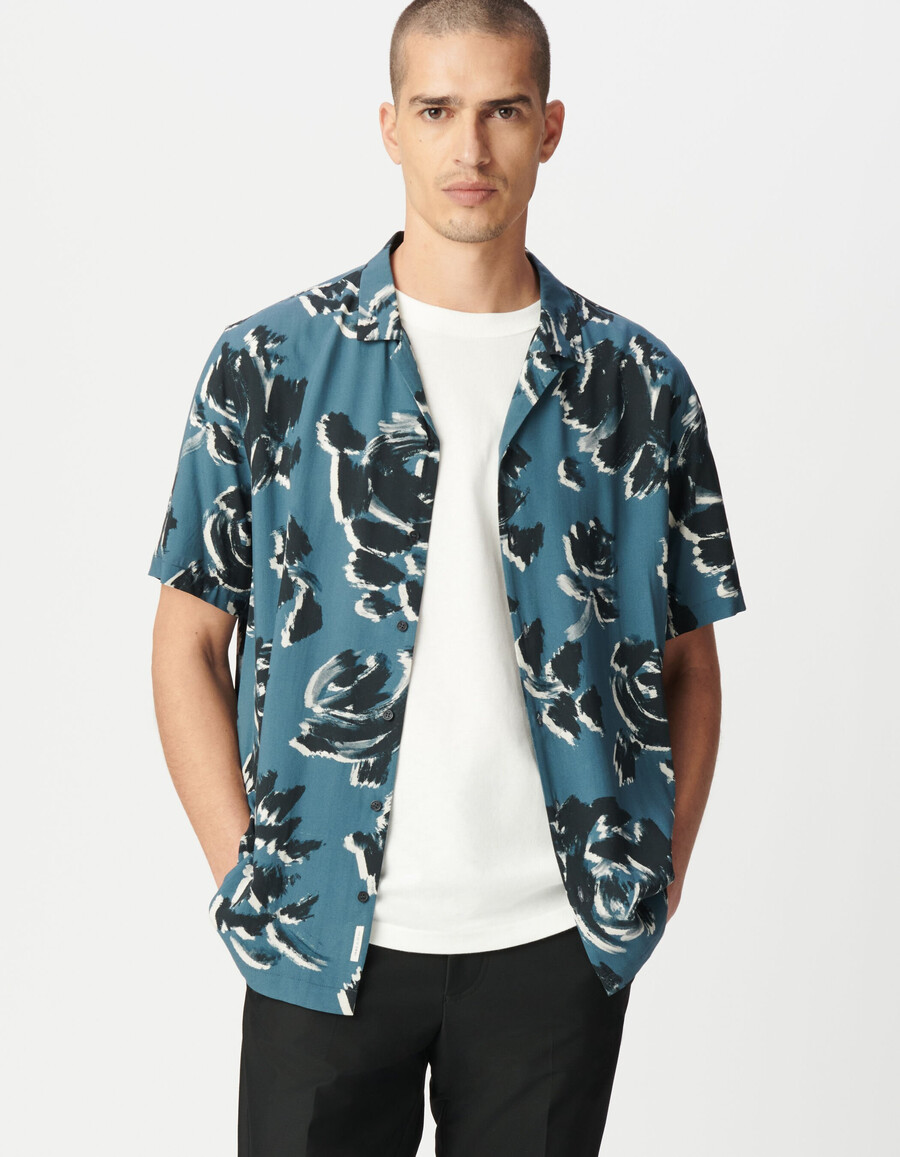 camisa azul regular para hombre con estampado floral artístico