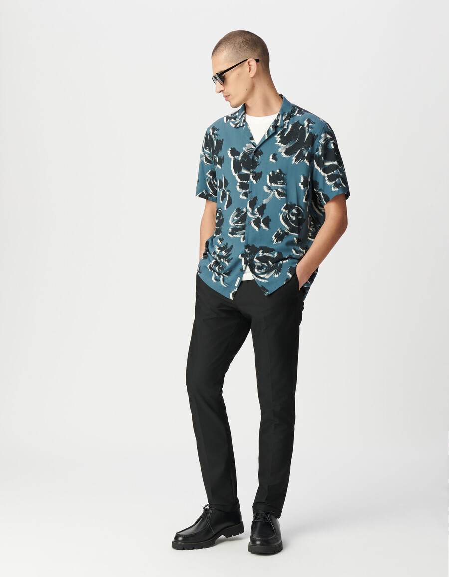 camisa azul regular para hombre con estampado floral artístico