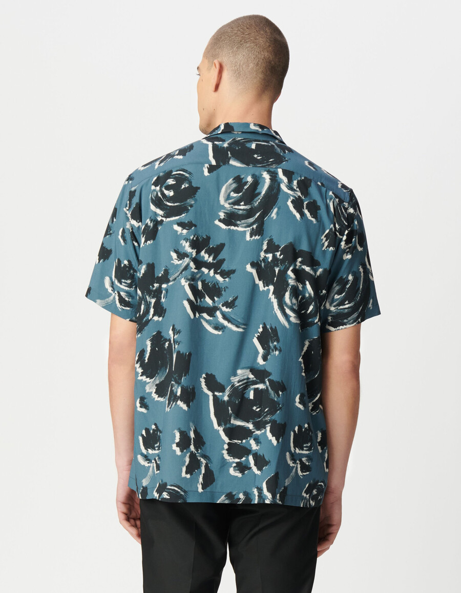 camisa azul regular para hombre con estampado floral artístico