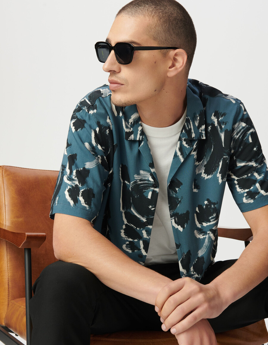 camisa azul regular para hombre con estampado floral artístico