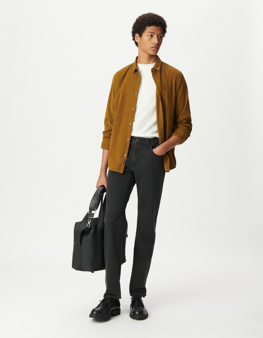 camisa regular de algodón orgánico amarilla de pana de aguja para hombre
