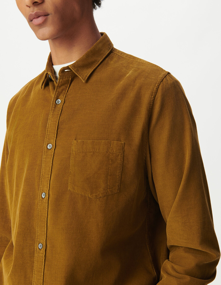 camisa regular de algodón orgánico amarilla de pana de aguja para hombre