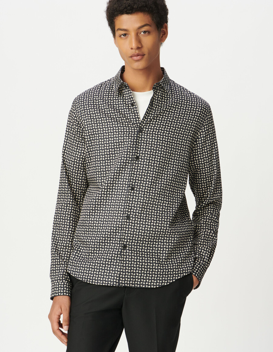 camisa ajustada de algodón orgánico azul marino para hombre con estampado minimalista
