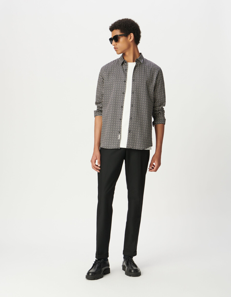 camisa ajustada de algodón orgánico azul marino para hombre con estampado minimalista