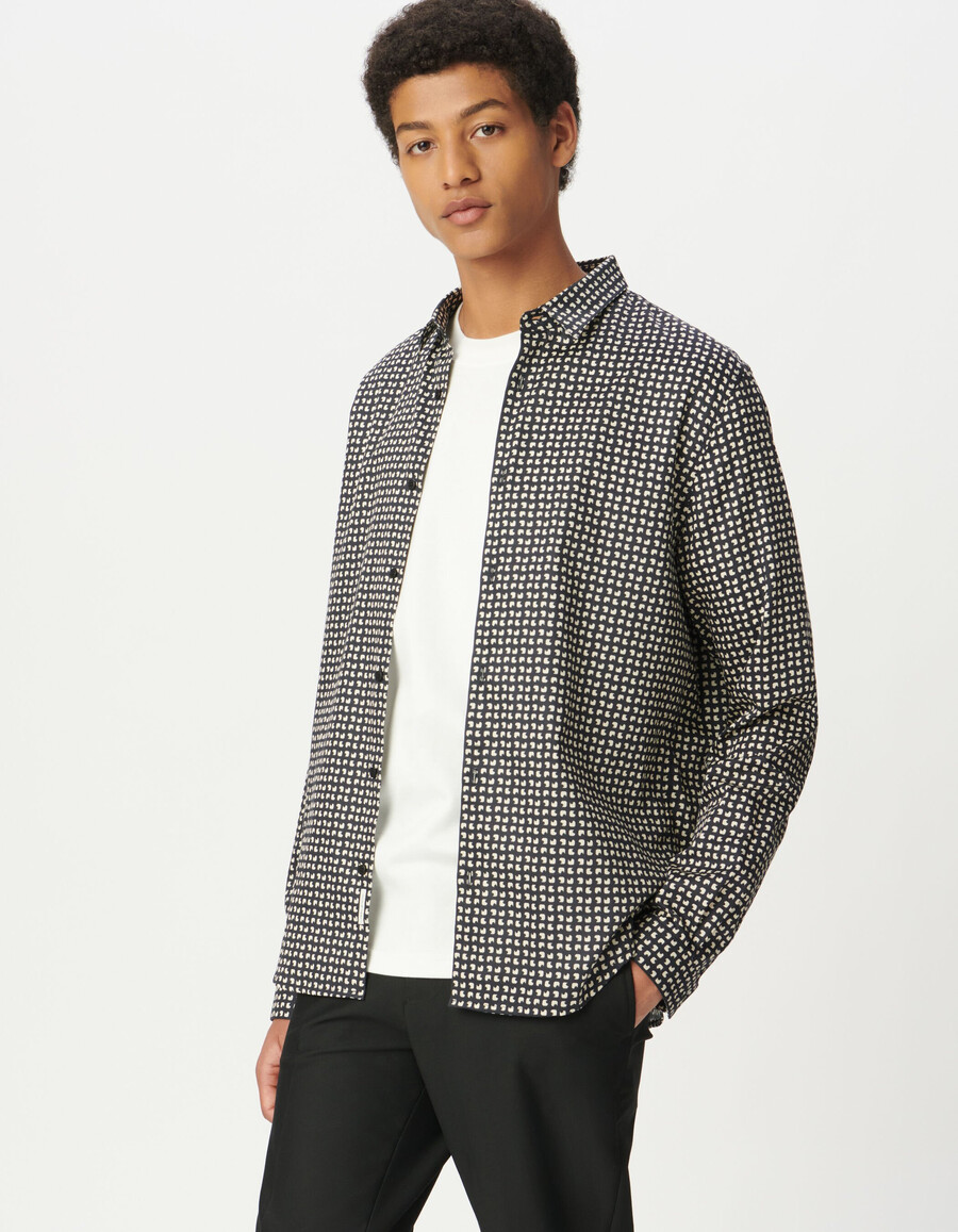 camisa ajustada de algodón orgánico azul marino para hombre con estampado minimalista