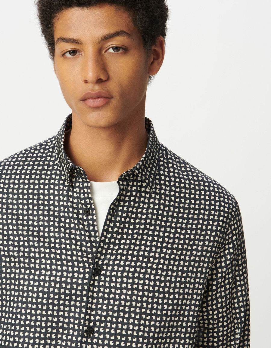 camisa ajustada de algodón orgánico azul marino para hombre con estampado minimalista