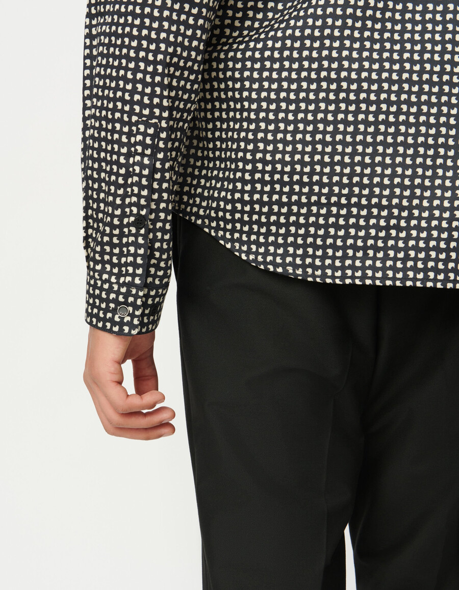 camisa ajustada de algodón orgánico azul marino para hombre con estampado minimalista