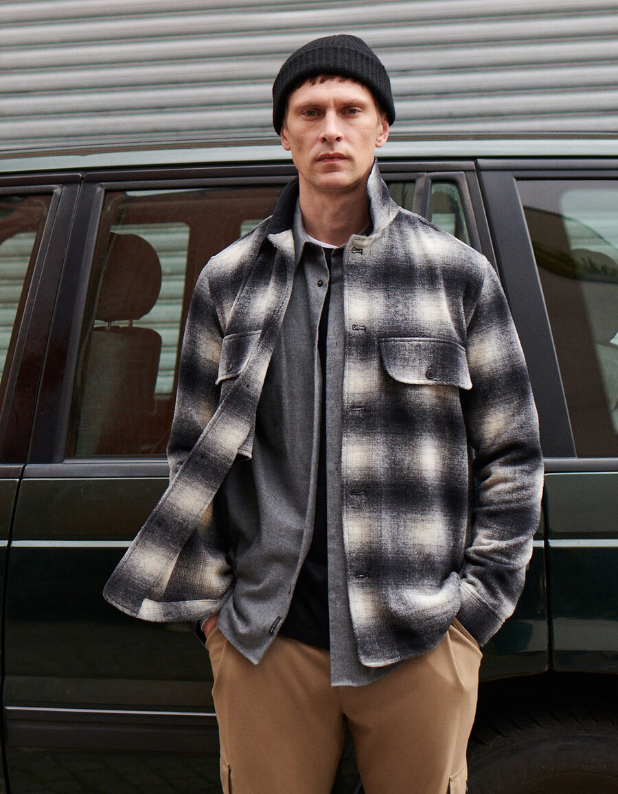 camisa de cuadros grises con cuello de terciopelo para hombre