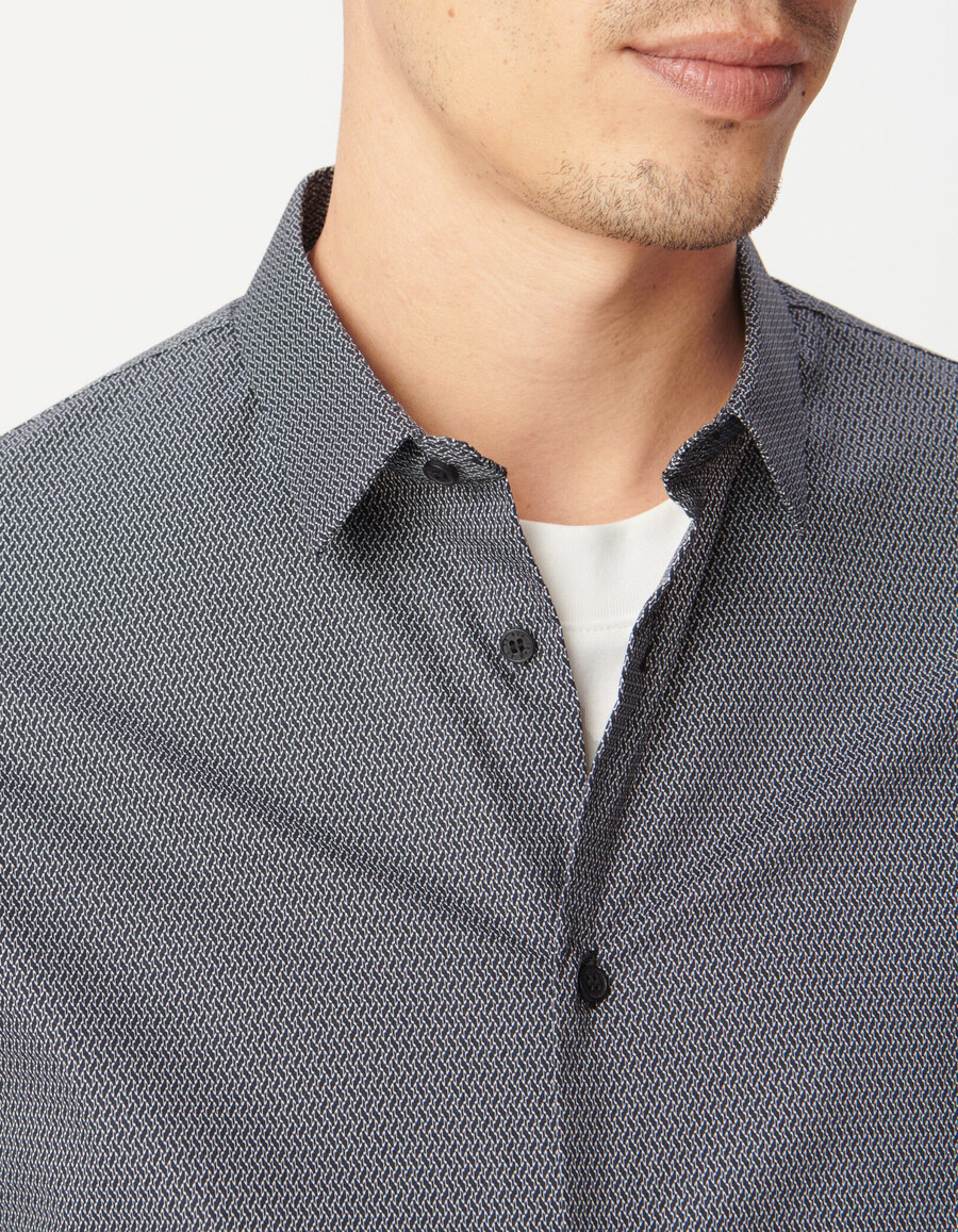 camisa ajustada azul marino para hombre con estampado minimalista