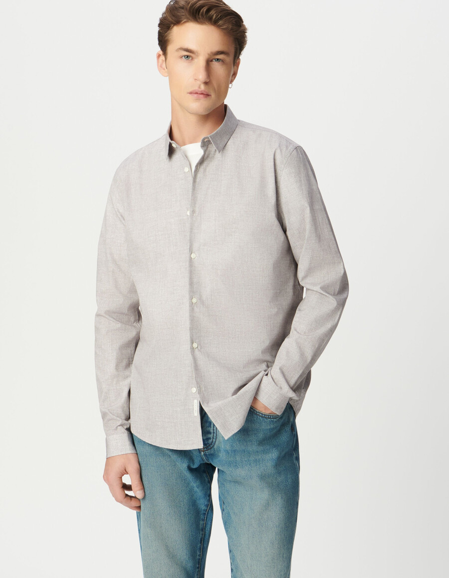 camisa minimalista de algodón orgánico entallada con estampado de chevron para hombre