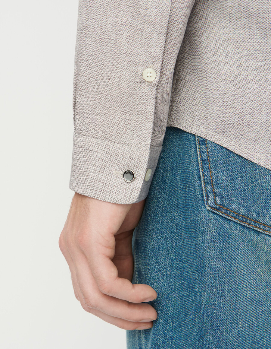 camisa minimalista de algodón orgánico entallada con estampado de chevron para hombre