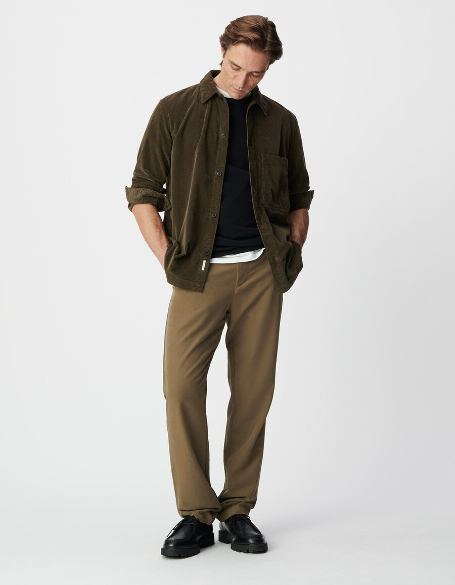 camisa maxi de pana color caqui con bolsillo para hombre
