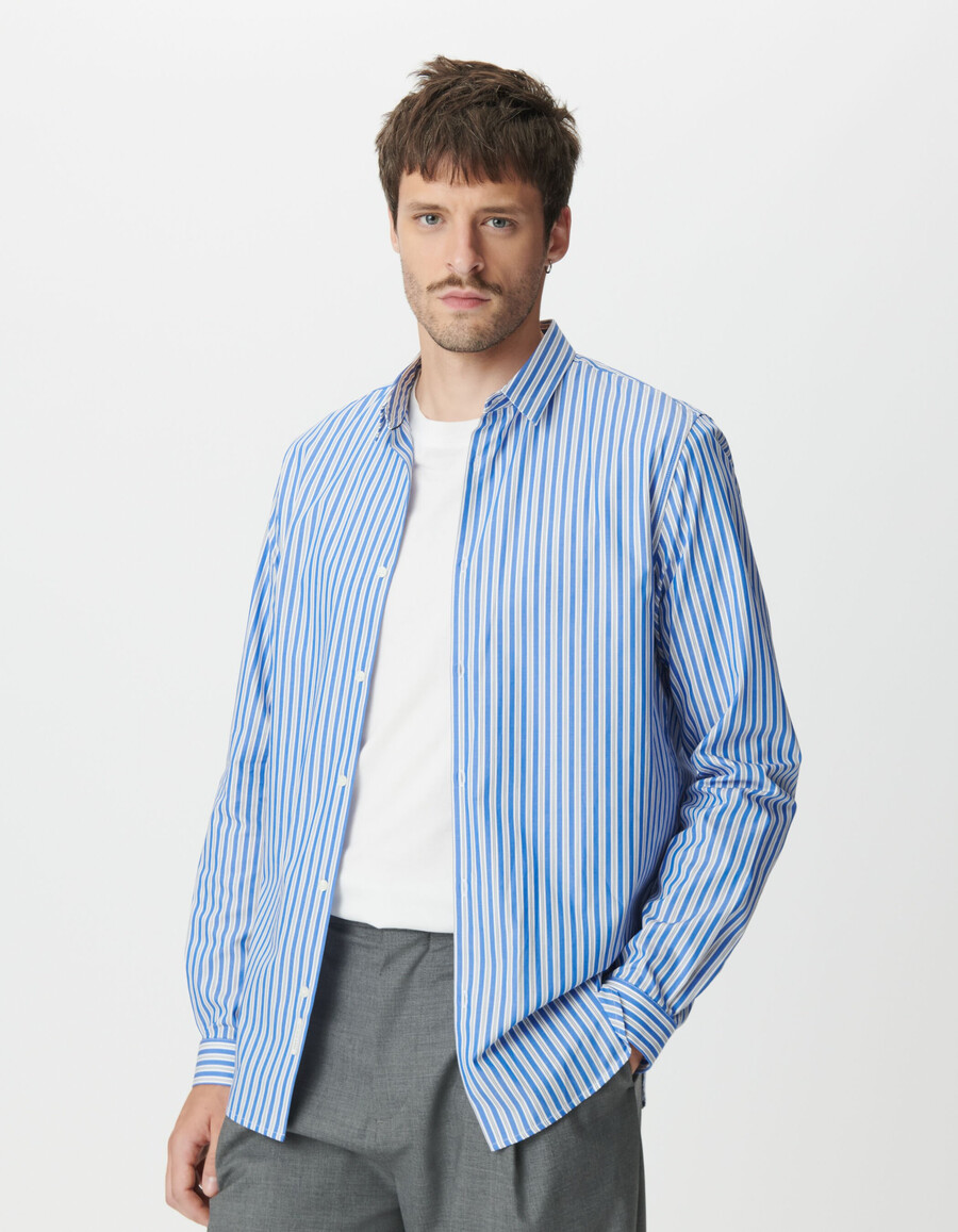 camisa ajustada con estampado de rayas azules para hombre