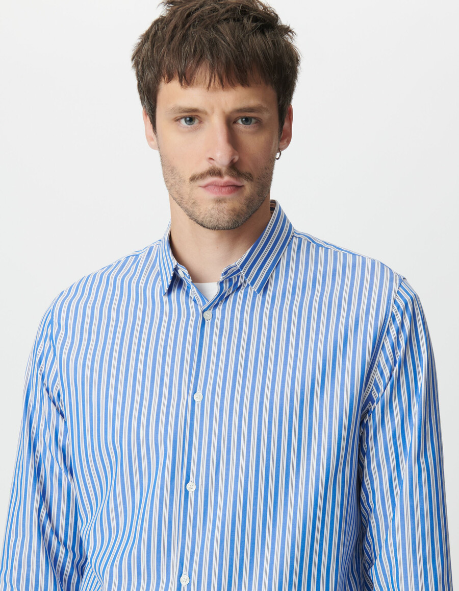 camisa ajustada con estampado de rayas azules para hombre