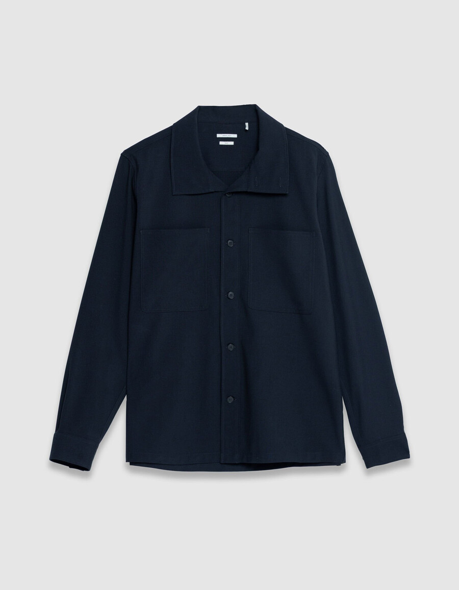 camisa azul marino de corte regular con bolsillos de parche para hombre