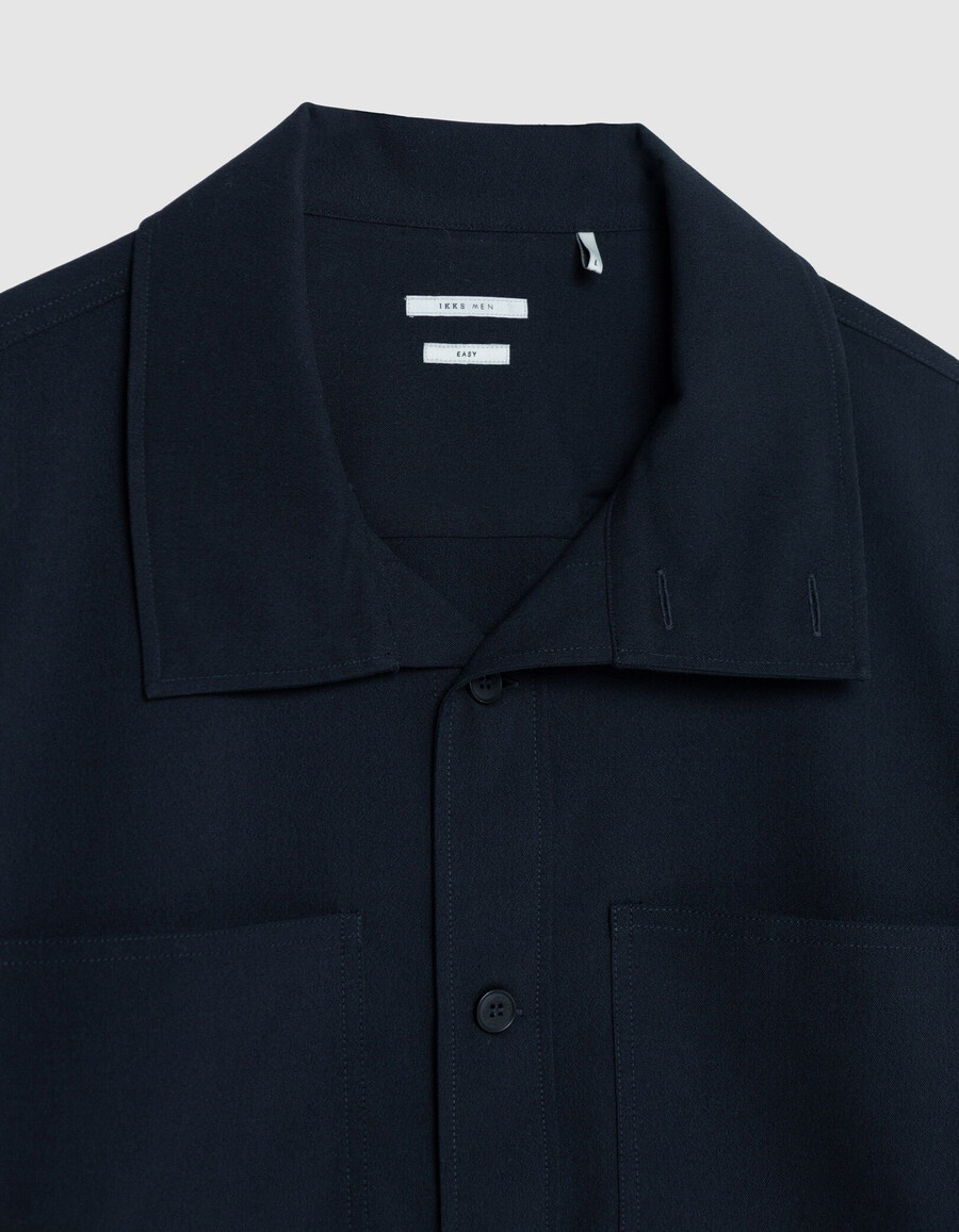 camisa azul marino de corte regular con bolsillos de parche para hombre