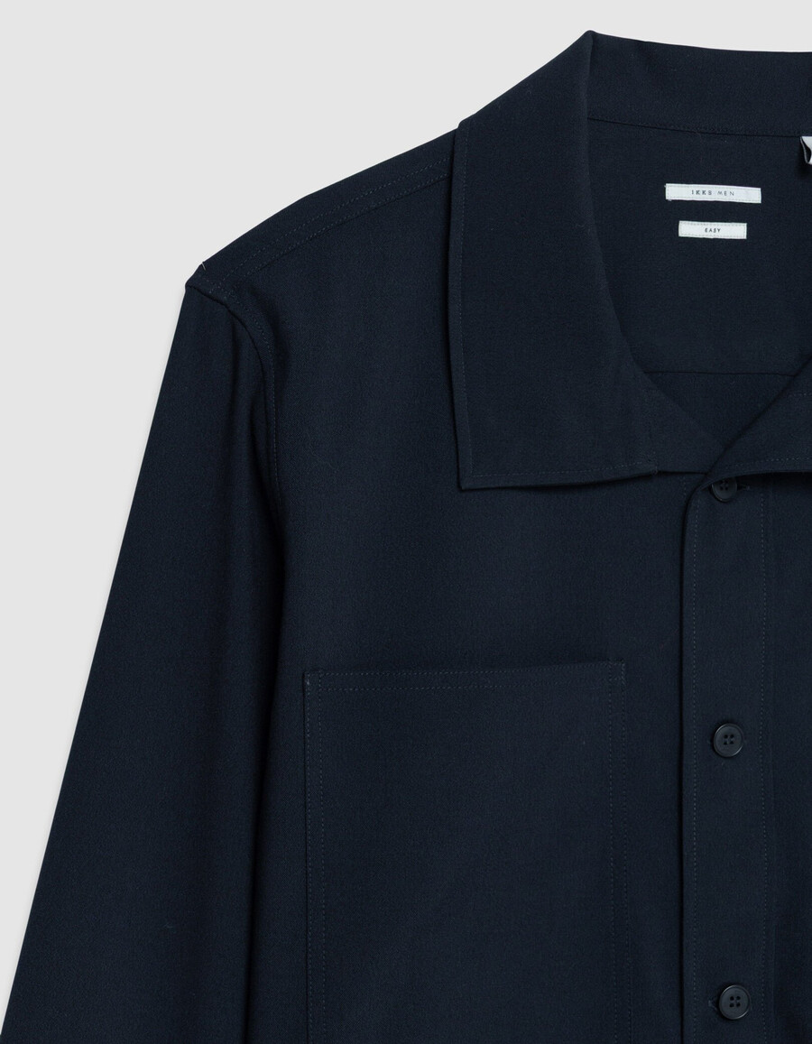camisa azul marino de corte regular con bolsillos de parche para hombre